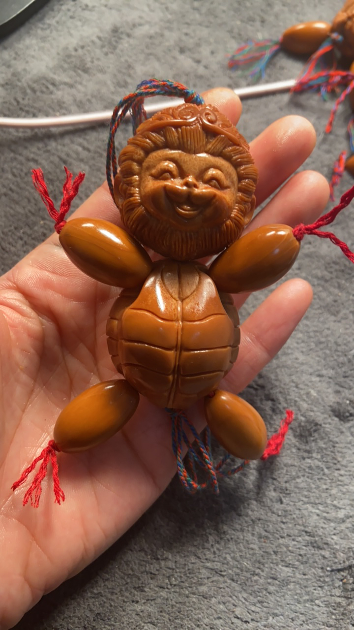 橄榄核手把件雕刻龟圣文玩核雕人