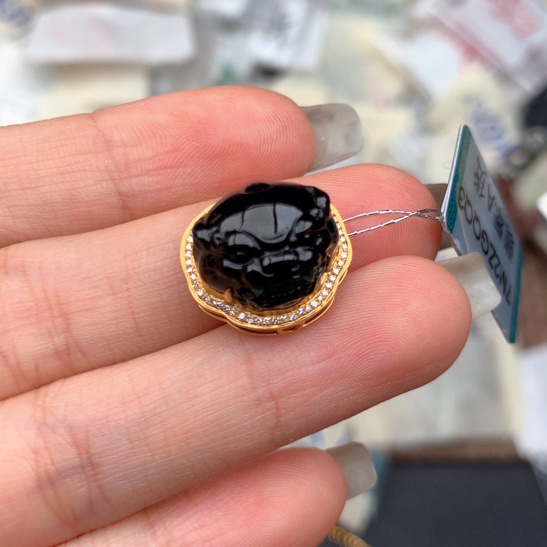 18K金镶嵌挂件翡翠