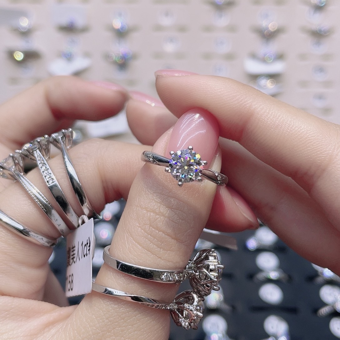 莫桑石非金属圈14。 通灵六爪一克拉高定