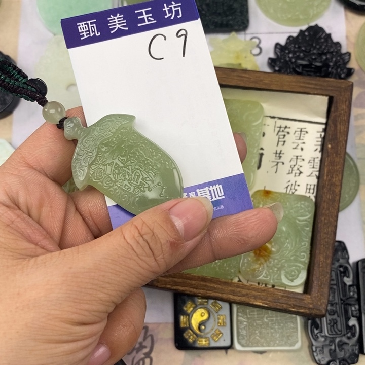 天***岛岫玉未镶嵌颈饰挂件