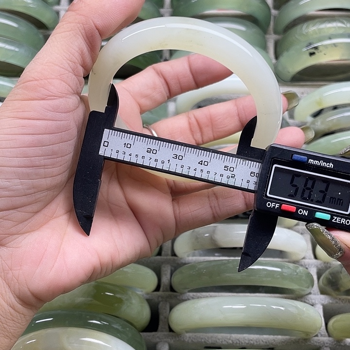 蛇纹石玉未镶嵌手镯249