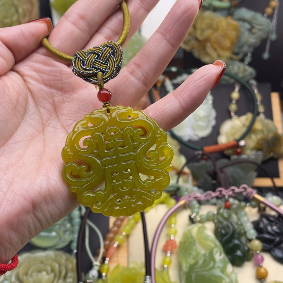 蛇纹石玉颈饰未镶嵌