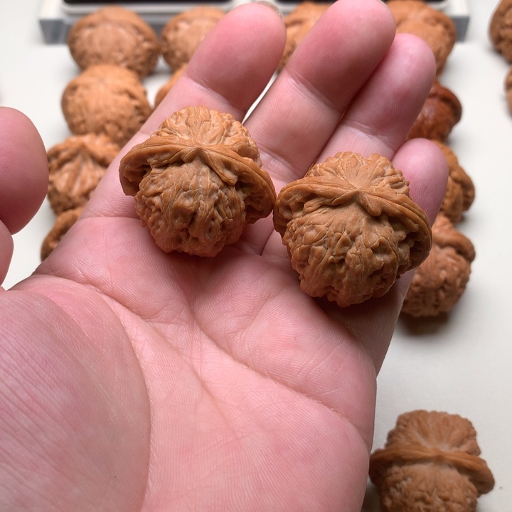 文玩核桃吊坠白狮子38