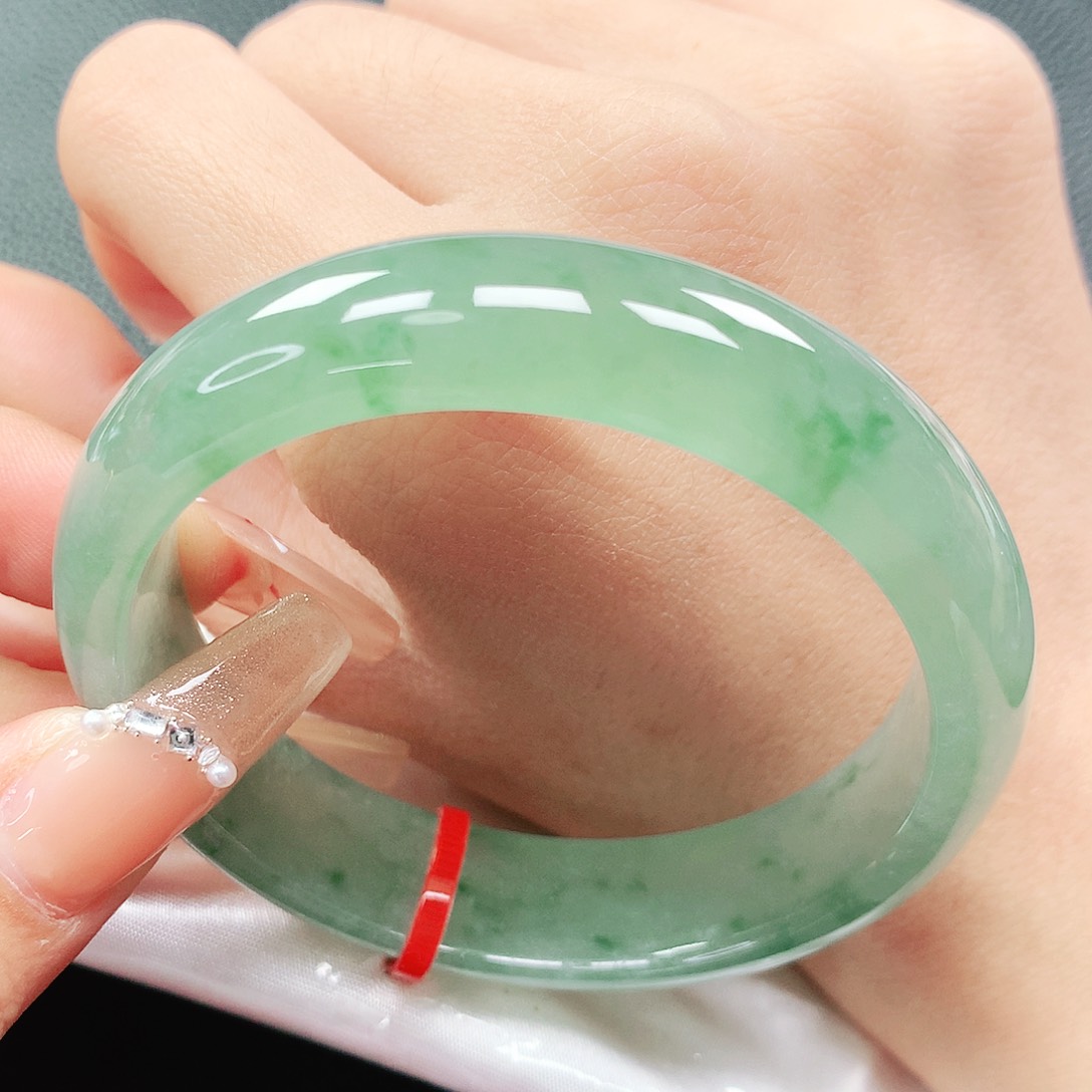 翡翠手镯未镶嵌56圈