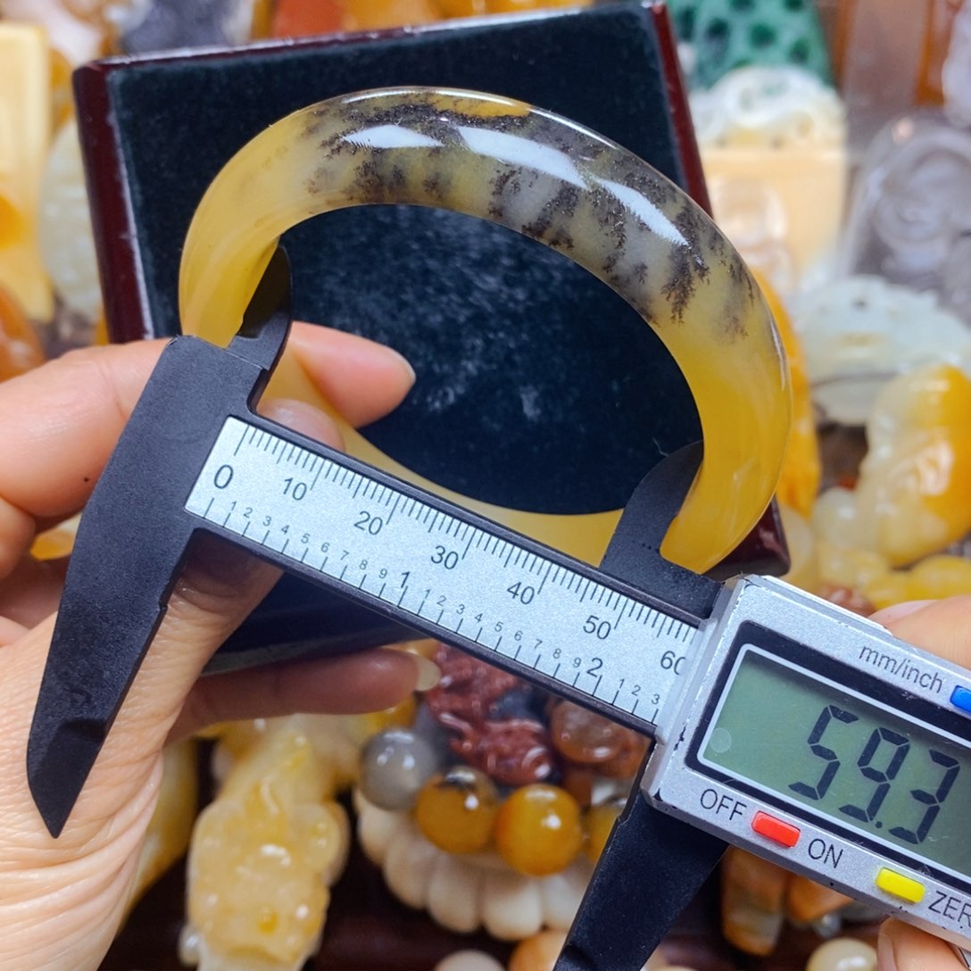 石英质玉（黄龙玉）未镶嵌颈饰