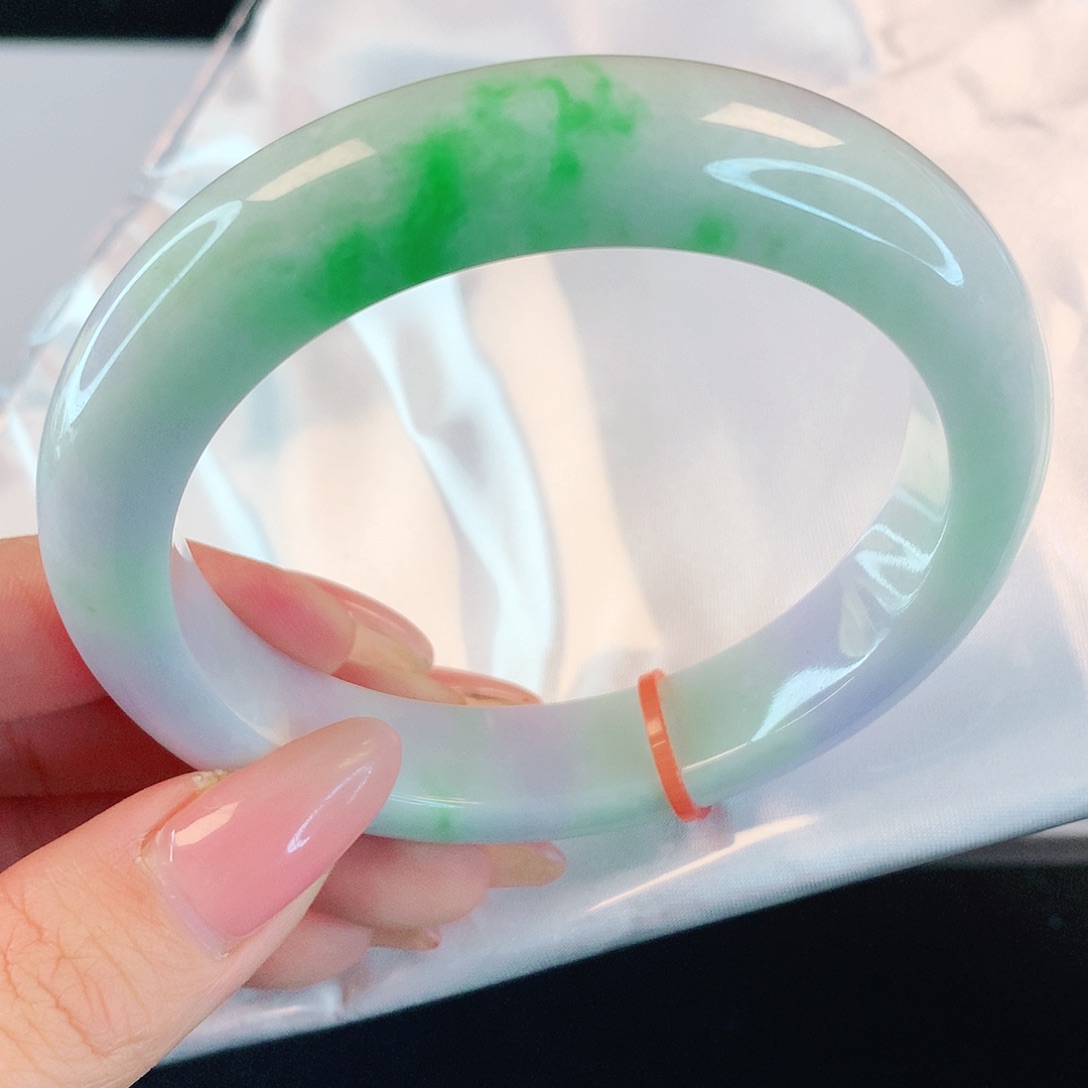 翡翠手镯未镶嵌有纹裂