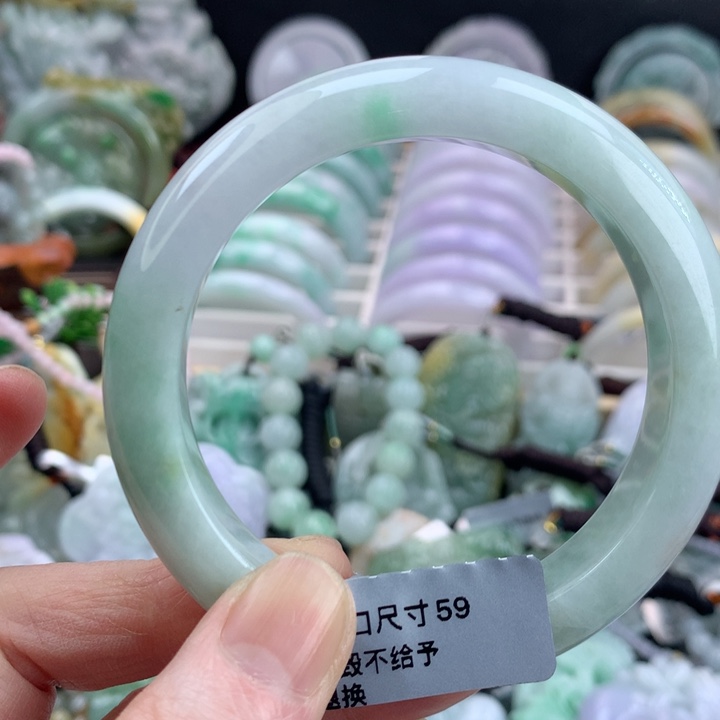 翡翠手镯未镶嵌吊坠