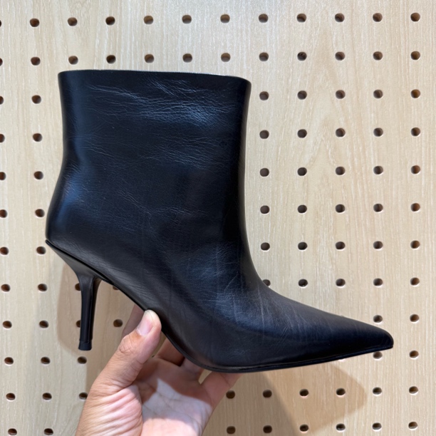 欧洲站靴子2025秋冬新款胎牛皮高级感气质瘦瘦靴优雅尖头高跟短靴