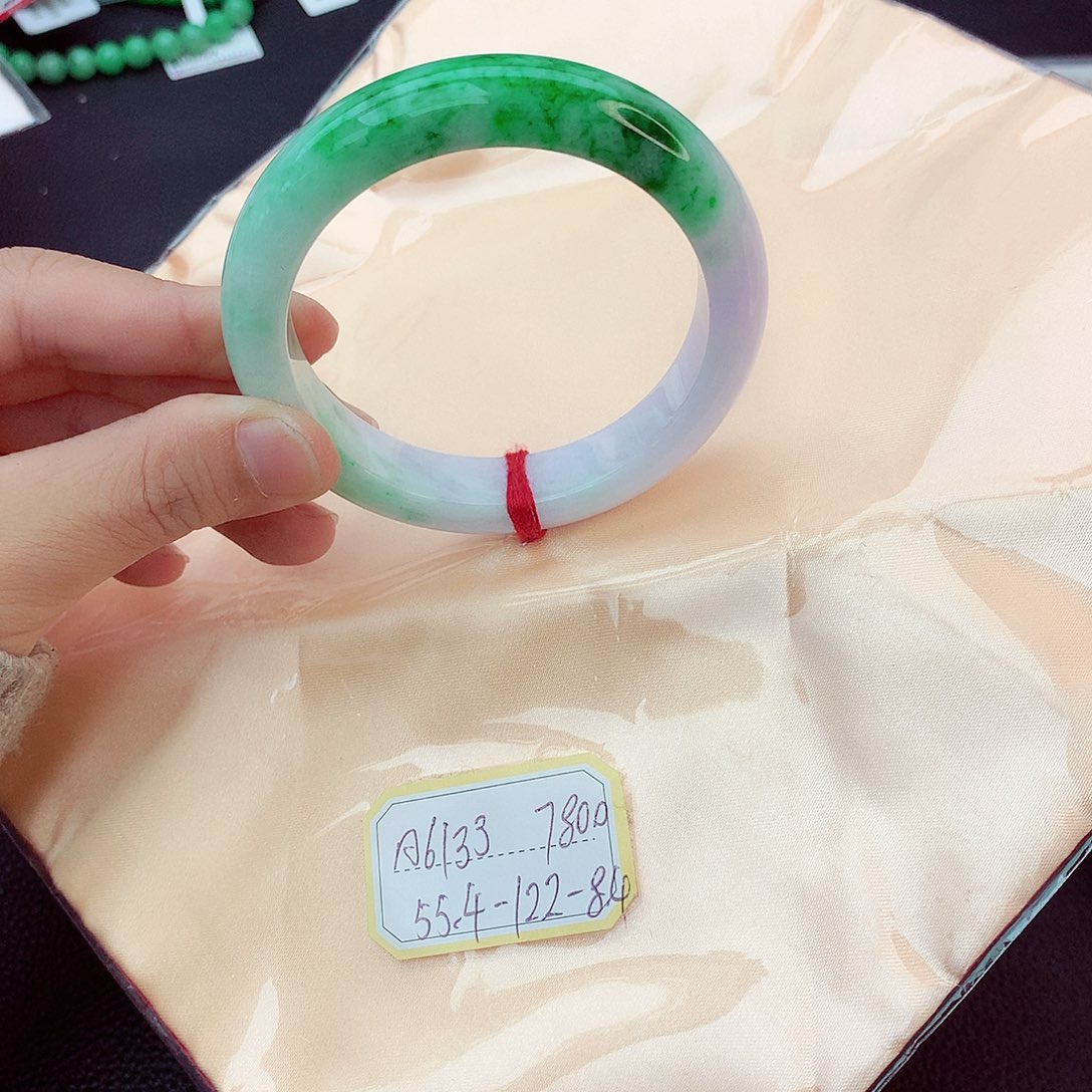 翡翠手镯未镶嵌翡翠