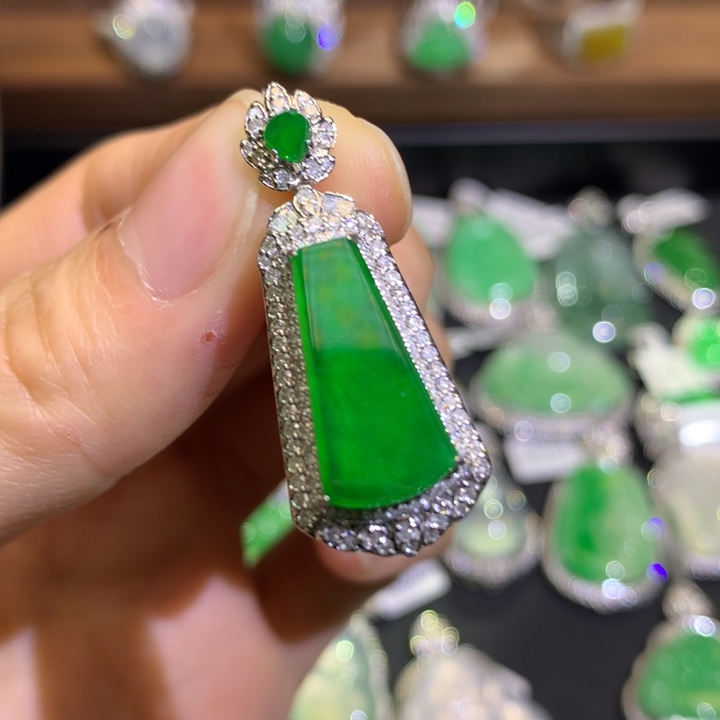 翡翠吊坠(不含链)18K金镶嵌