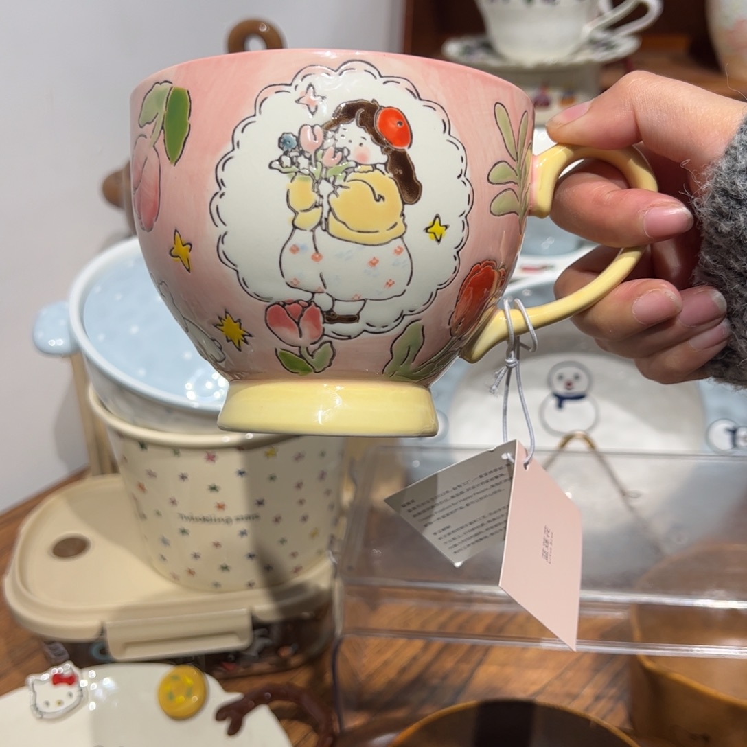 小女孩可爱早餐杯