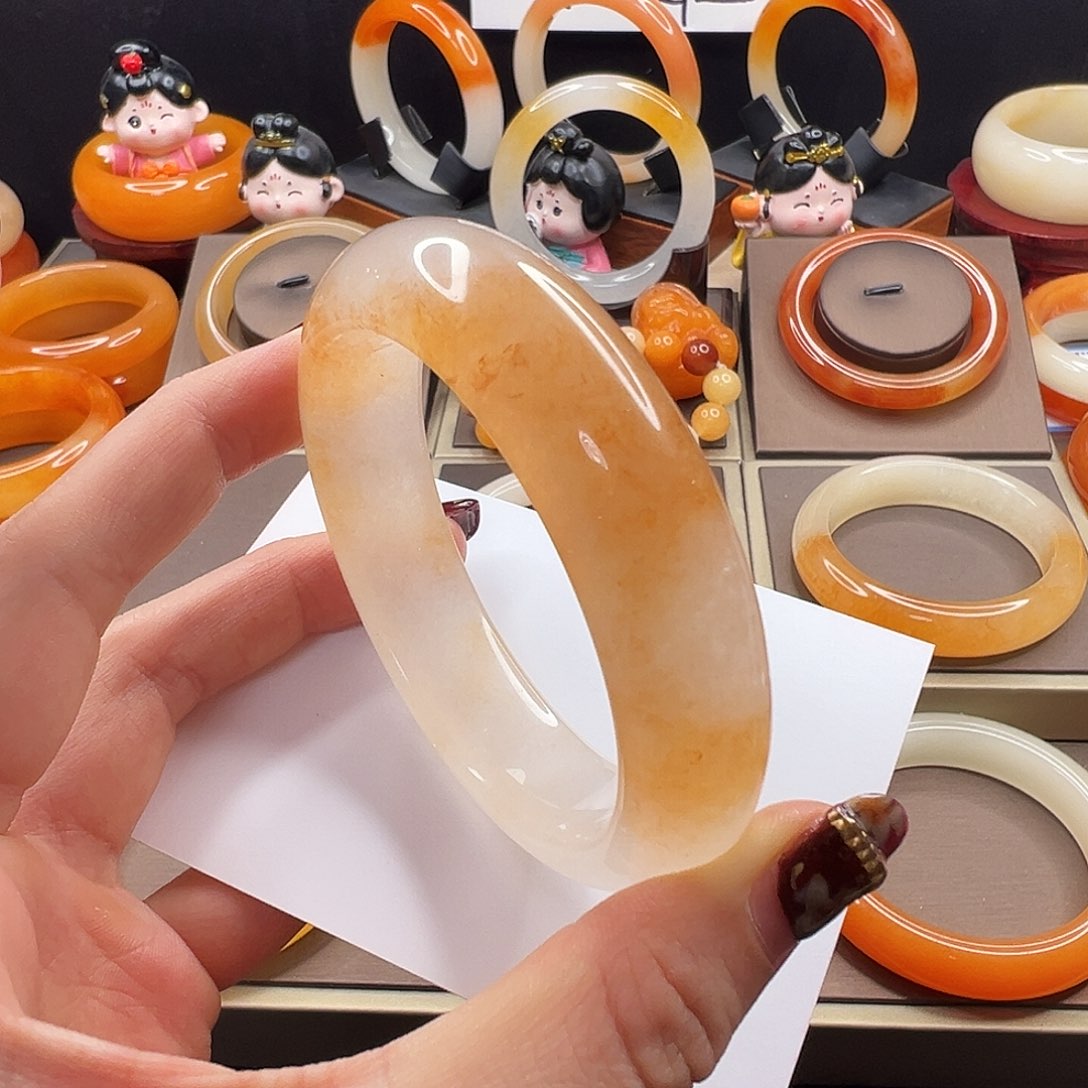 梁***。石英质玉（黄龙玉）未镶嵌手镯