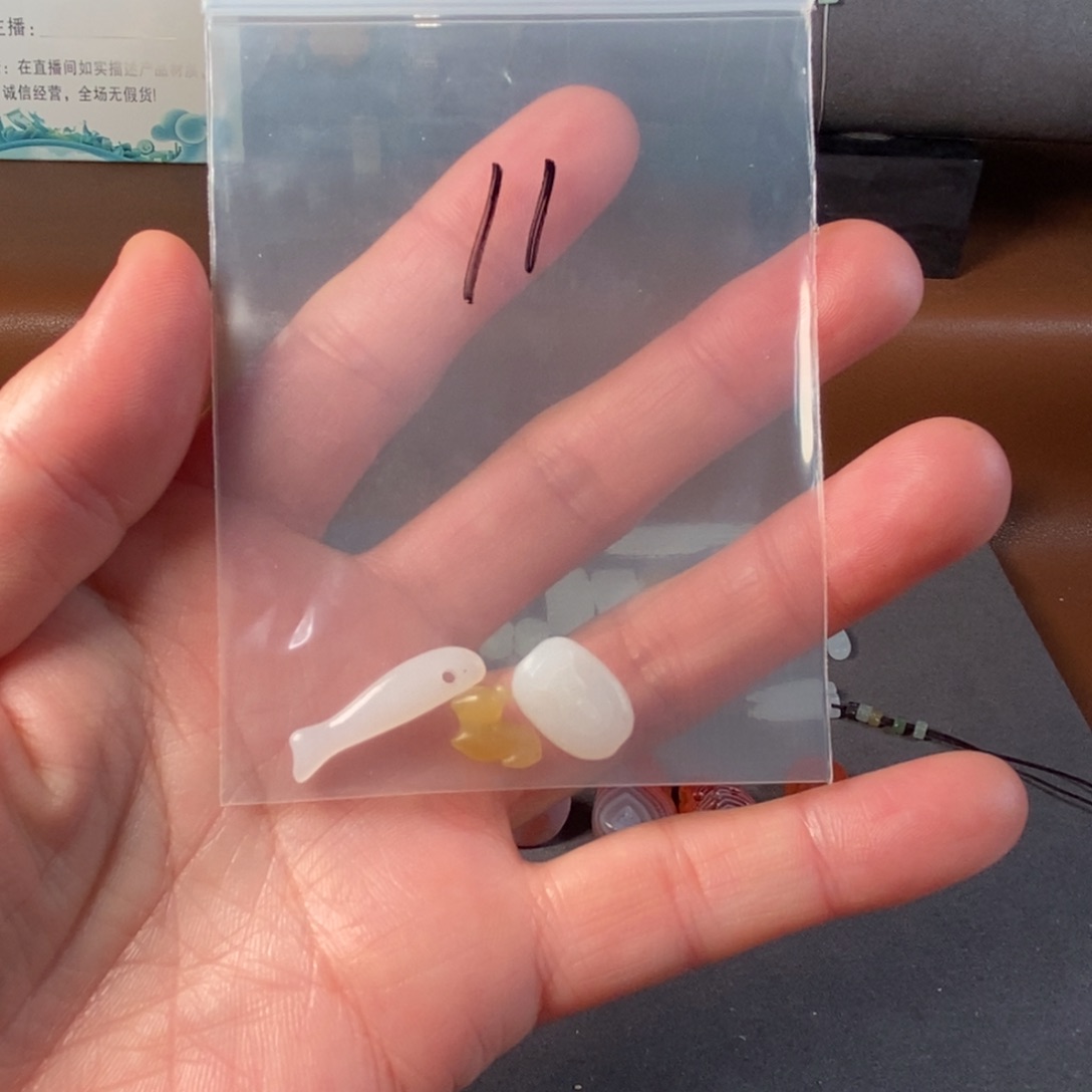 小***哥和田玉未镶嵌挂件