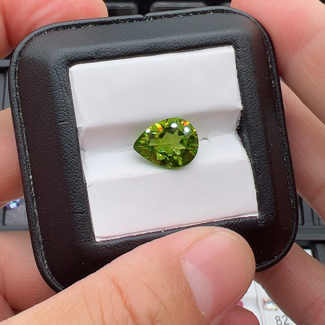 橄榄石4.56克拉裸石未镶嵌