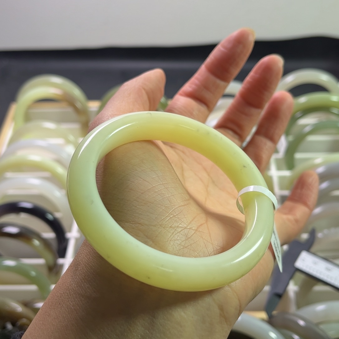 和田玉手镯57圈口未镶嵌