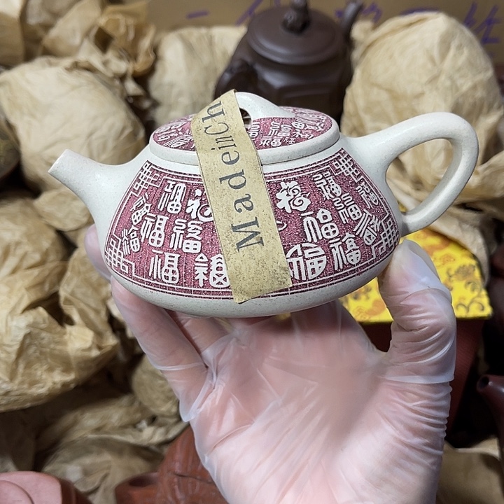 紫砂茶壶原矿泥料，手工制作的一把紫砂壶。