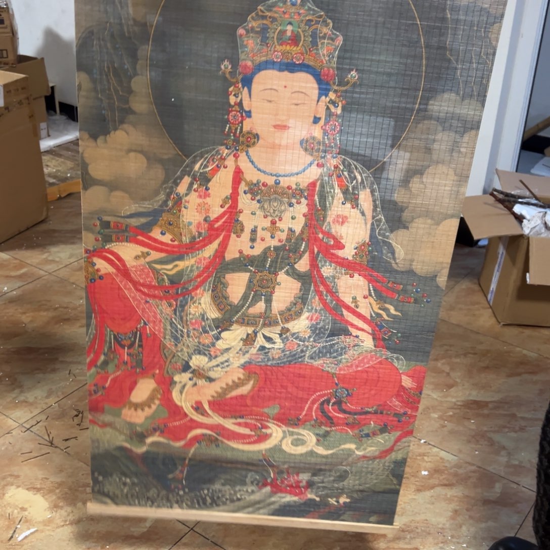 石***头挂画佛像。        