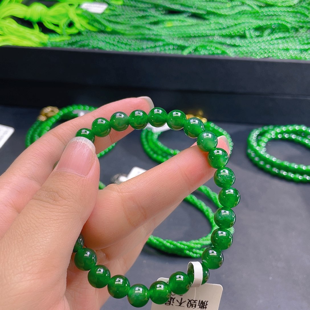 翡翠未镶嵌颈饰    