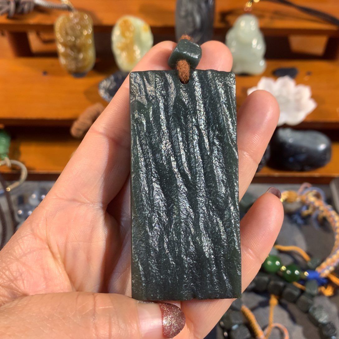 和田玉（糖玉）颈饰未镶嵌齐**。