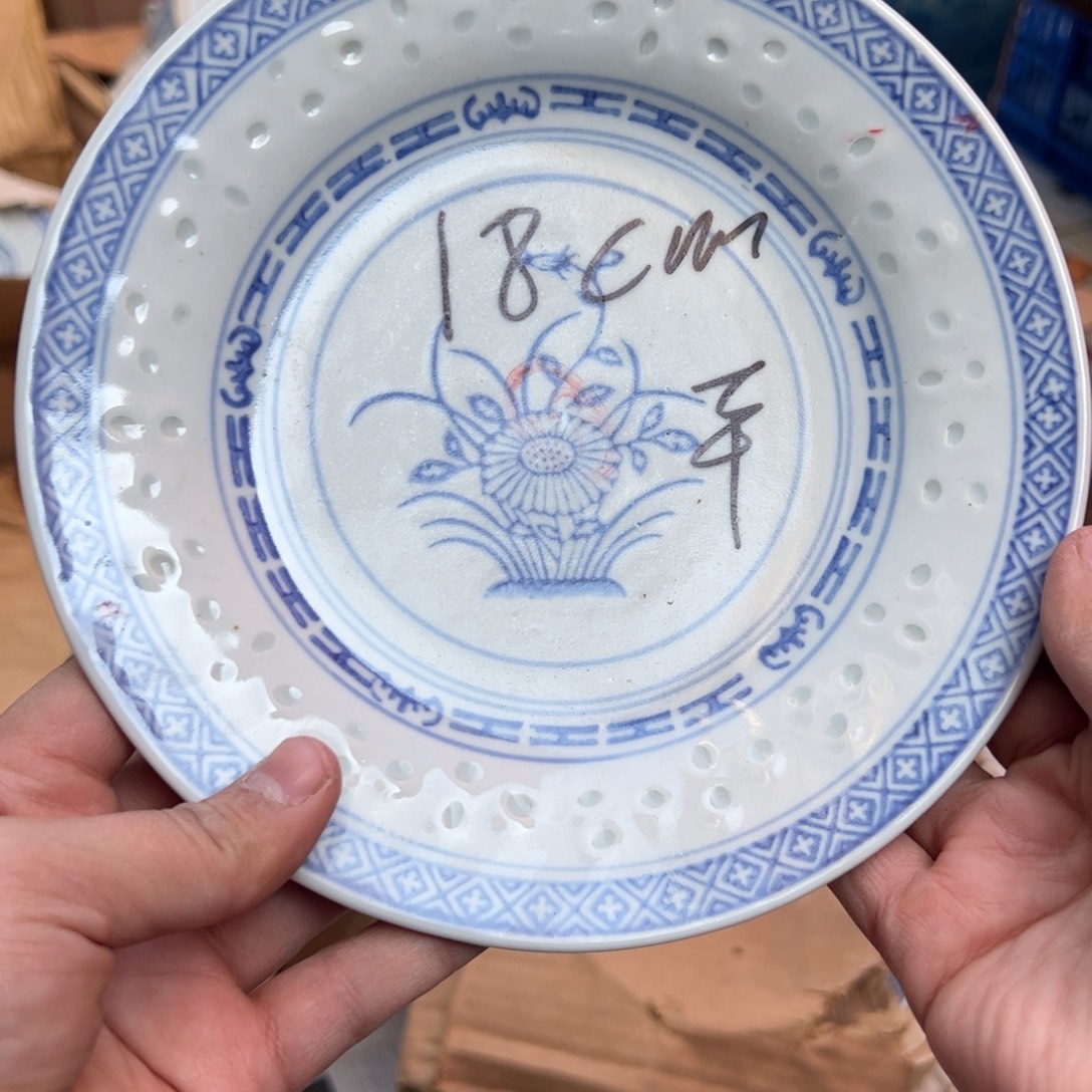 陶其他18厘米玲珑花心平盘