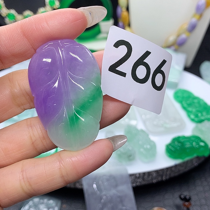 翡翠吊坠(赠链)未镶嵌