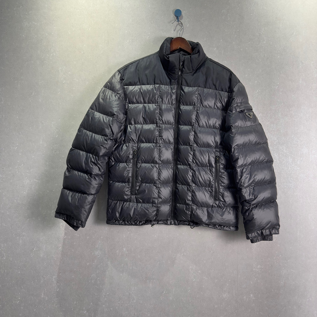 99新 Prada/普拉达 纯色保暖立领长袖拉链宽松羽绒服 M码/002858