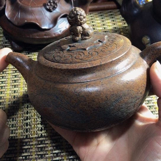 紫砂茶壶原矿泥料手工制作的紫砂壶。