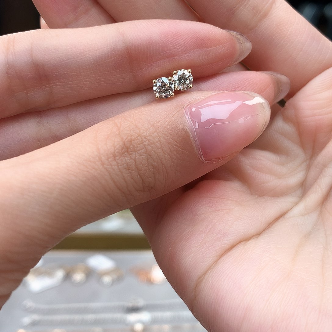 钻石耳饰18K金镶嵌小****918k金天然钻石耳钉