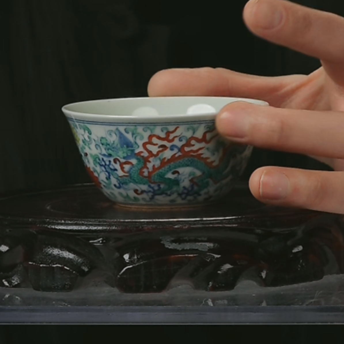 M斗彩龙穿莲纹卧足杯