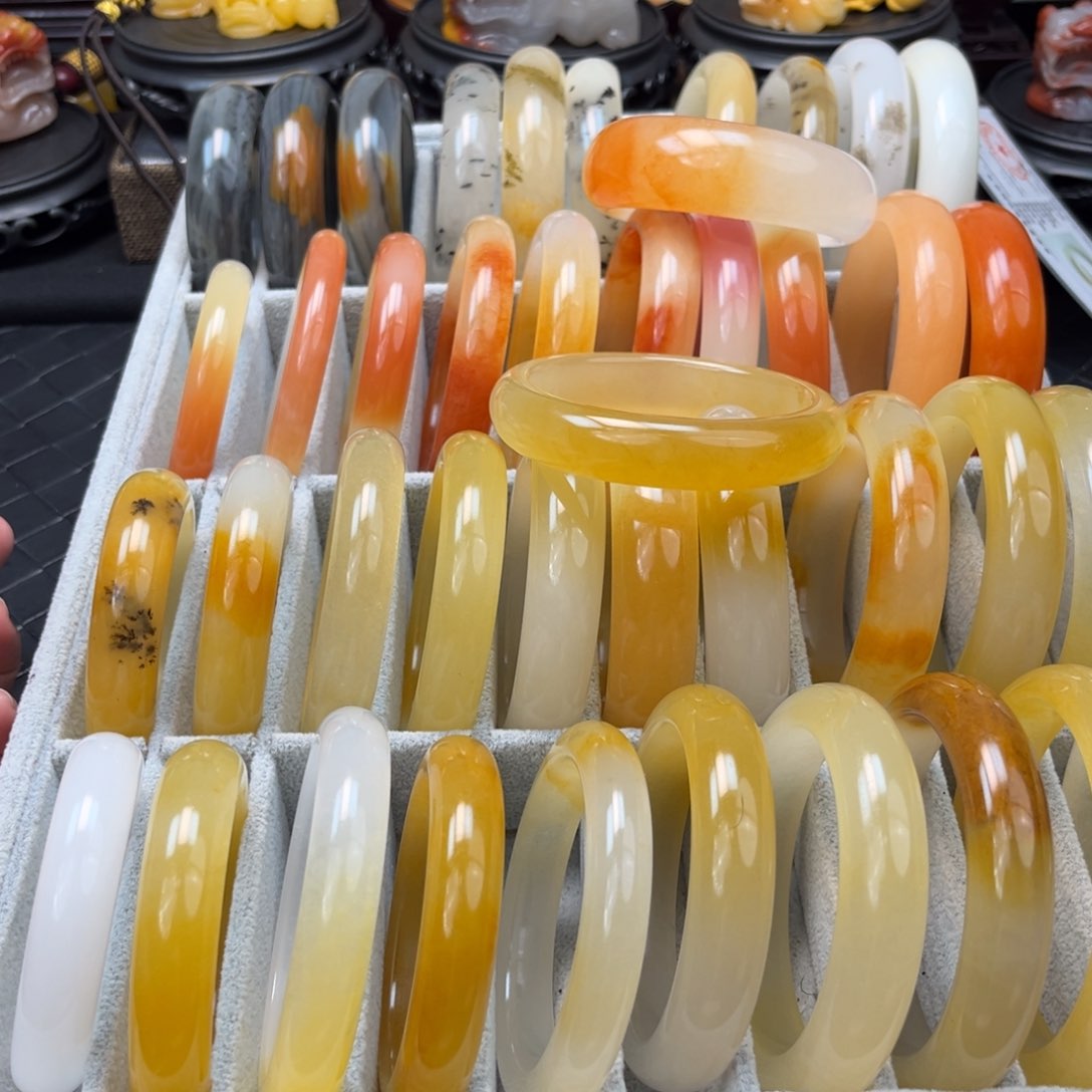 石英质玉（黄龙玉）手镯未镶嵌小****钱