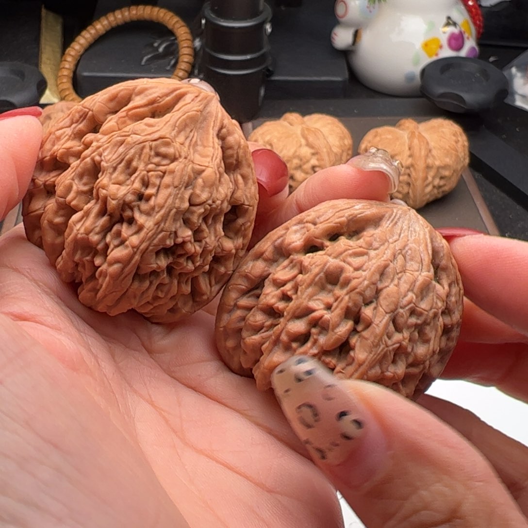 文玩核桃吊坠滢虎头王虚尖