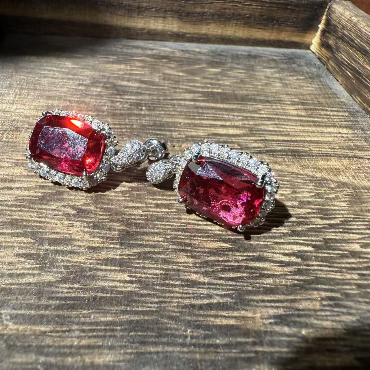 【国检证书+运费险】红水晶耳钉-B716