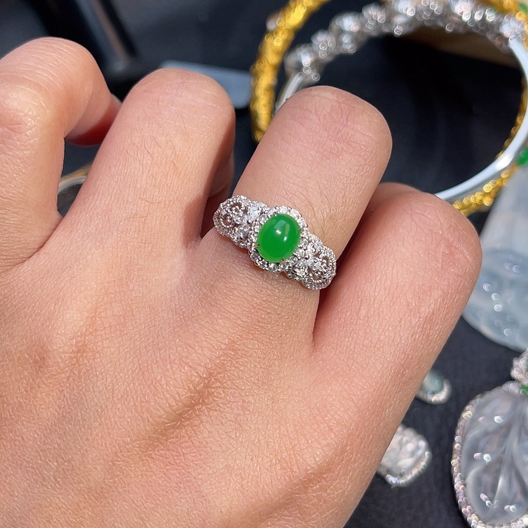 翡翠18K金镶嵌戒指蛋面