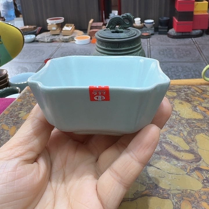 汝瓷杯一个，瓷元本道