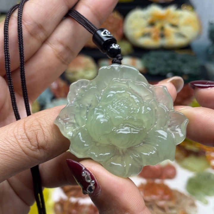 蛇纹石玉未镶嵌颈饰