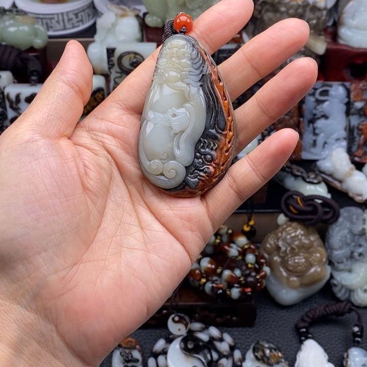 如***是和田玉未镶嵌颈饰