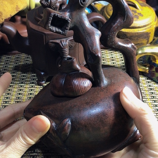 紫砂茶壶原矿泥料手工制作的紫砂壶。