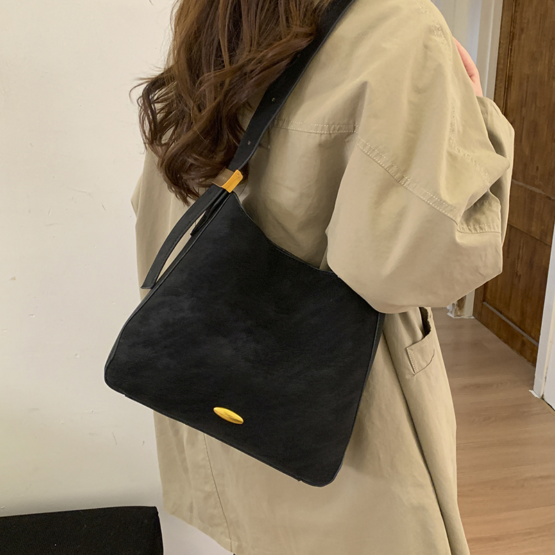 休闲百搭简约单肩斜挎上班通勤时尚精致秋冬女式水桶包