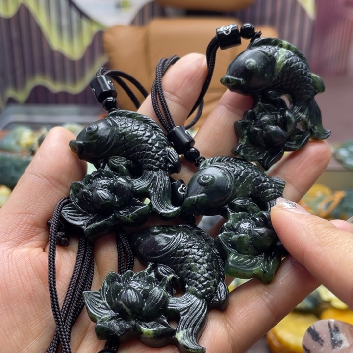 蛇纹石玉未镶嵌颈饰