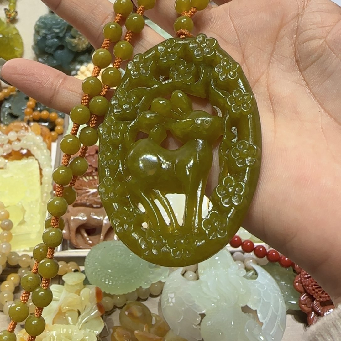 未镶嵌蛇纹石玉吊坠