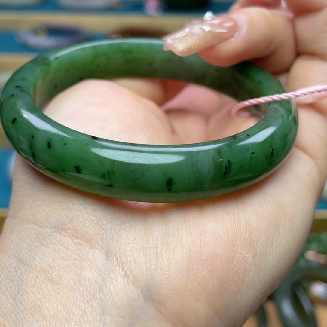 和田玉手镯58圈口。编号41未镶嵌
