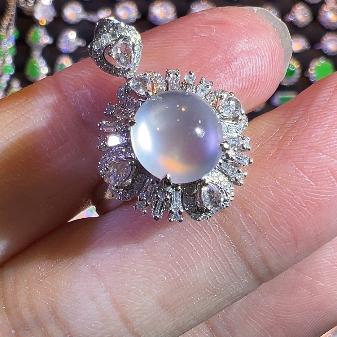 翡翠戒指18K金镶嵌玻璃种双眼皮极光白蛋面