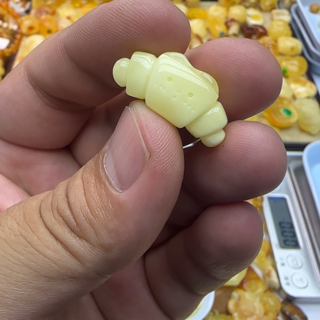 琥珀未镶嵌裸石1.63克水煮料