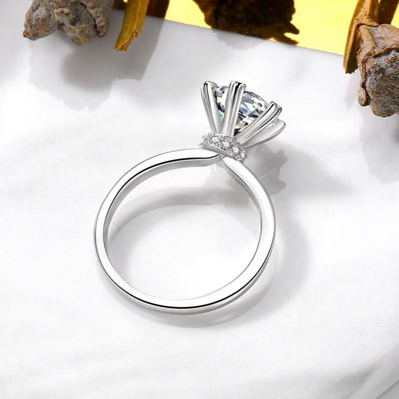 925银莫桑石戒指 新款简约高托微镶六爪1克拉戒指女款结婚求婚