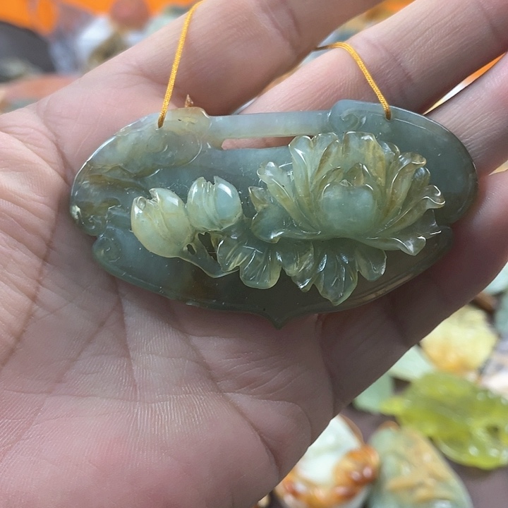 蛇纹石玉颈饰合金