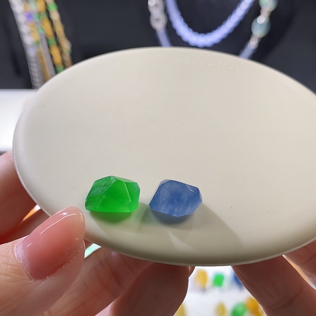 翡翠挂件未镶嵌随行