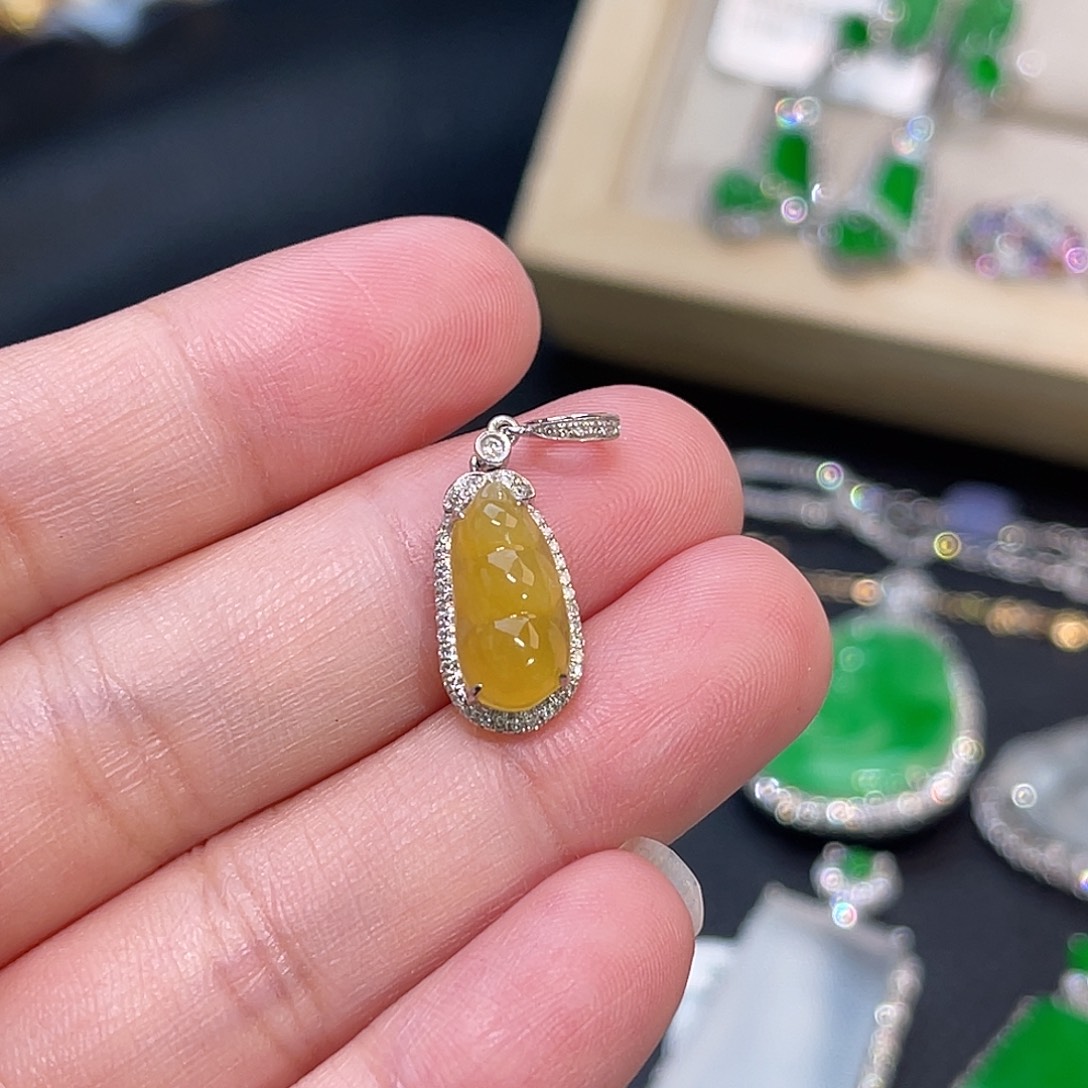 翡翠18K金镶嵌颈饰黄翡福豆