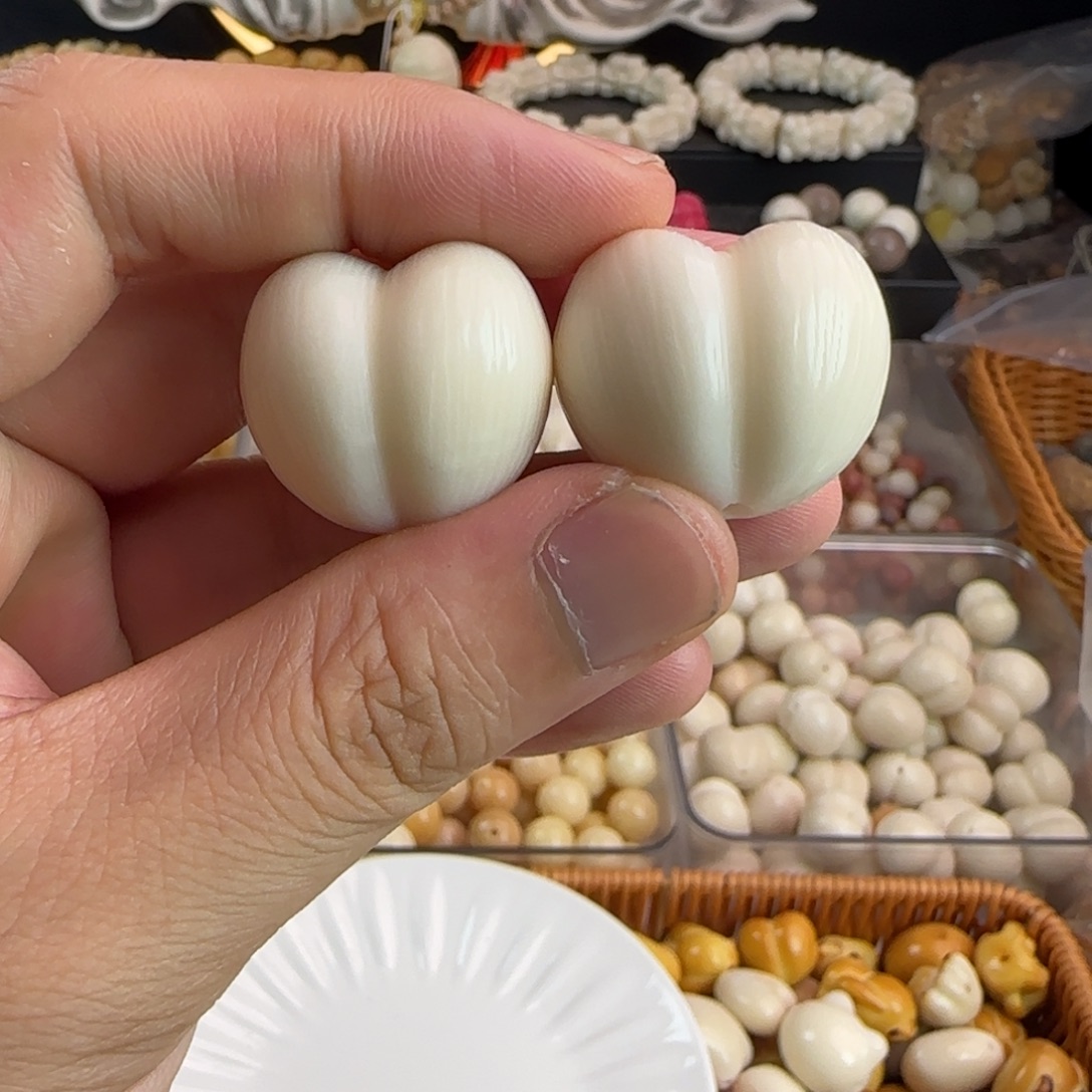手串菩提根/象牙果全勤白色拉丝屁桃爱心2颗