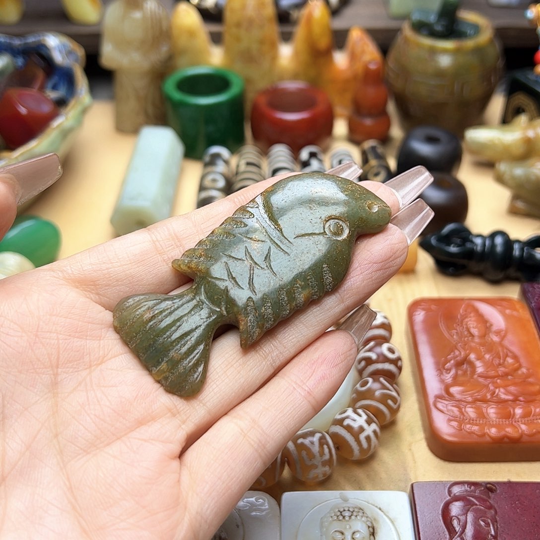 蛇纹石玉未镶嵌颈饰