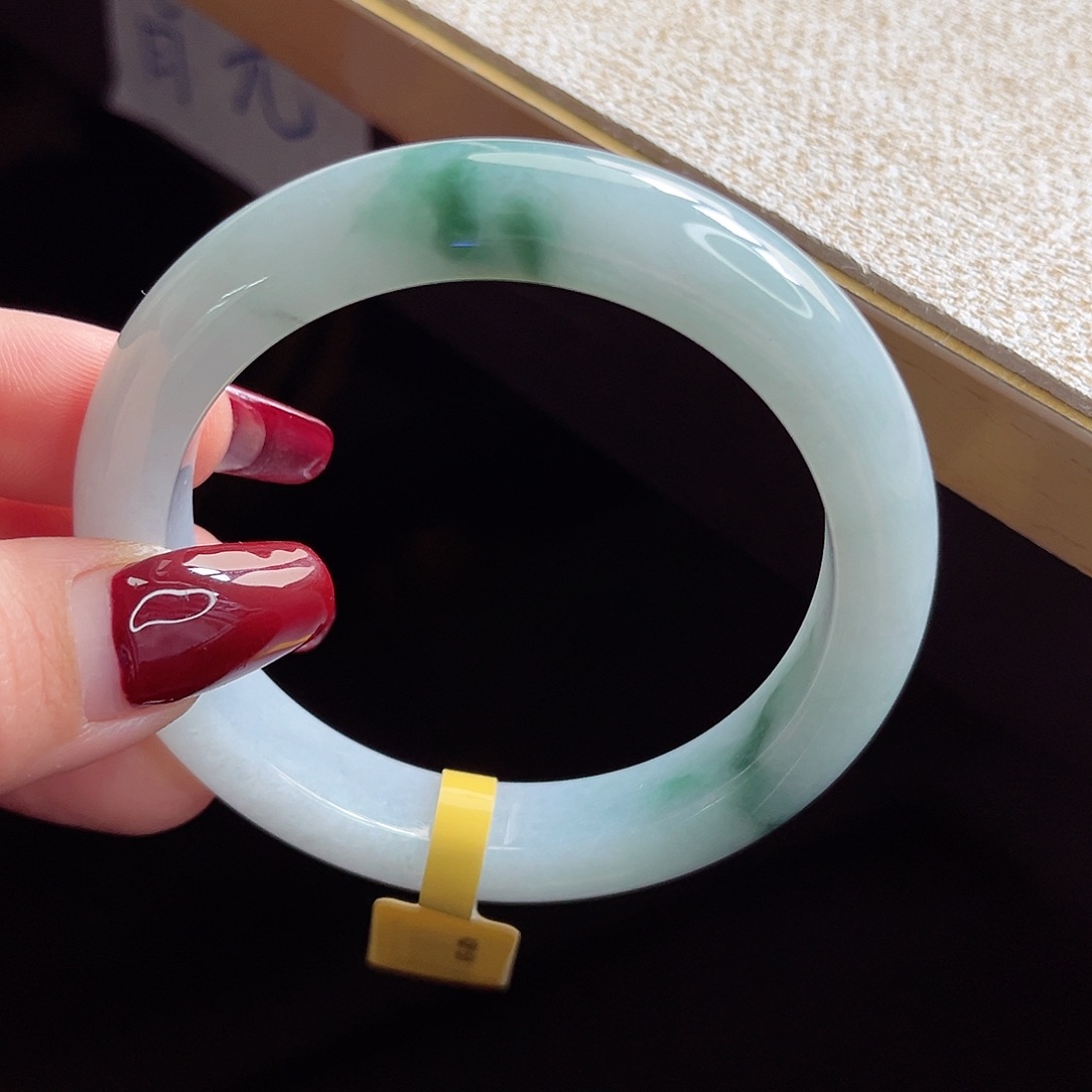 翡翠手镯未镶嵌手镯